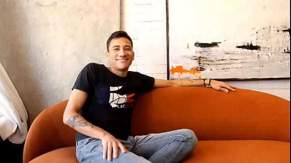 Fodendo gostoso com o bombeiro no sofá